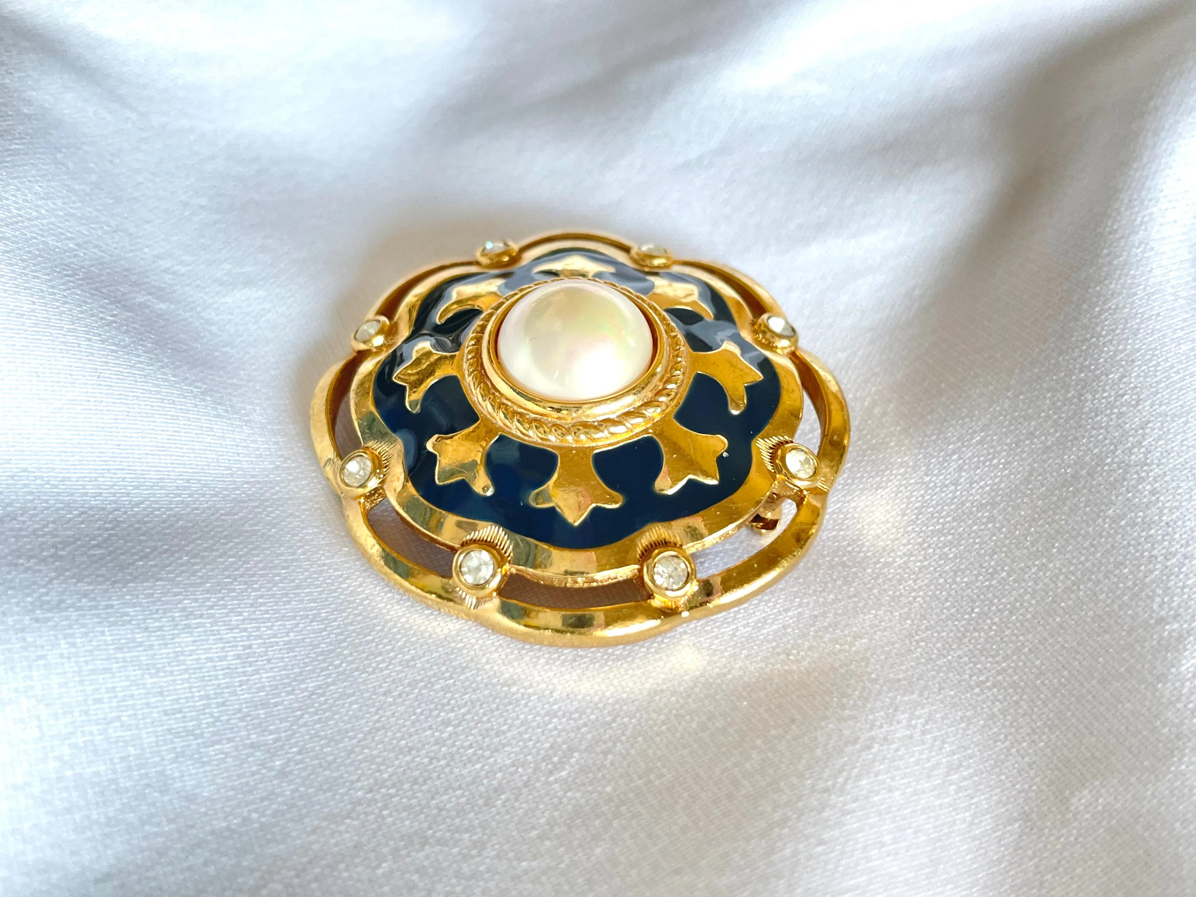 Vintage Burberry faux pearl, crystal stones, and gold and navy tone detailed design brooch. Rare Burberry masterpiece. 0503101